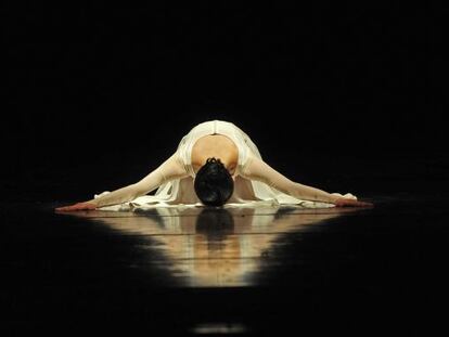 La bailarina Maiko Oishi en 'La gran misa', coreografía de Uwe Scholz.