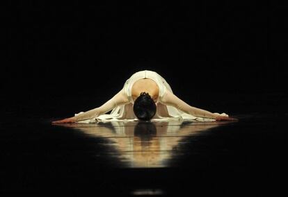 La bailarina Maiko Oishi en 'La gran misa', coreografía de Uwe Scholz.