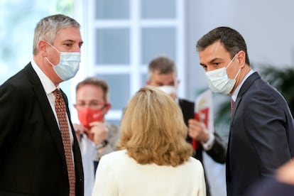 De espaldas, la vicepresidenta económica, Nadia Calviño, con el presidente de Anfac, José Vicente de los Mozos, a la izquierda, y el presidente del Gobierno, Pedro Sánchez.