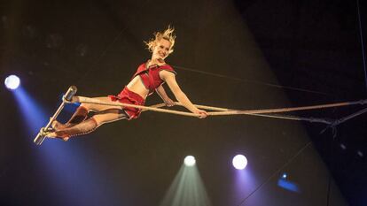La artista Lisa Rinne hace acrobacias en un trapecio volante.