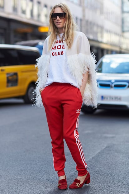 Quizá el máximo exponente de la tendencia (que llevamos viendo meses) es la mezcla de chándal y zapatos de tacón. En este look el espíritu 'femleisure' se eleva a la máxima potencia gracias a las plumas de la chaqueta.