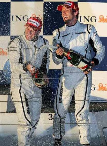 Barrichello y Button celebran en el podio el doblete de Brawn GP en Melbourne.