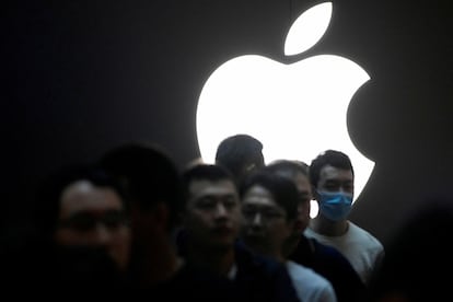 People line up while waiting at an Apple Store as Apple's new iPhone 15 officially goes on sale across China, in Shanghai, China September 22, 2023.