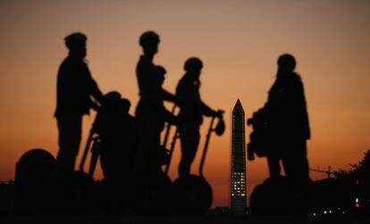 Un tour guiado en segways hace una parada cerca del Capitolio de los Estados Unidos en Washington, 30 de septiembre de 2013.