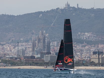 El AC40 del Alinghi Red Bull Racing navega las aguas de la costa de Barcelona, con la Sagrada Familia de fondo.