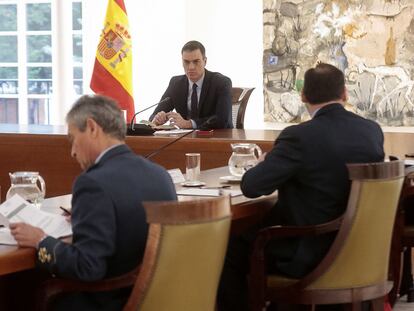 El presidente del Gobierno, Pedro Sánchez, durante una reunión con el comité técnico a cargo de la gestión de crisis de coronavirus, este martes.