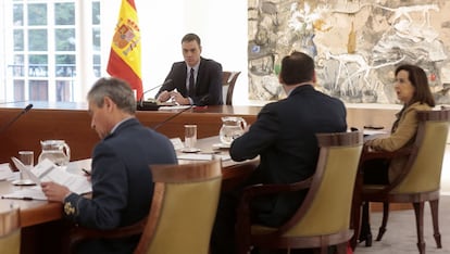 El presidente del Gobierno, Pedro Sánchez, durante una reunión con el comité técnico a cargo de la gestión de crisis de coronavirus, este martes.