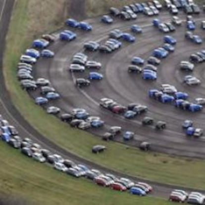 La pista de pruebas de Nissan en la planta de Suderland, al norte de Inglaterra, se ha llenado de coches en stock a la espera de ser vendidos.