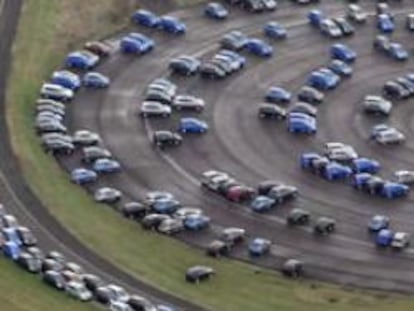 La pista de pruebas de Nissan en la planta de Suderland, al norte de Inglaterra, se ha llenado de coches en stock a la espera de ser vendidos.