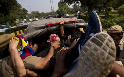 Exiliados tibetanos detenidos por la policía durante las manifestaciones frente a la embajada china con motivo del 57 aniversario del Día del Levantamiento del Tibet, en Nueva Delhi, India.