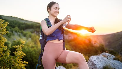 Una chica echándose spray antimosquitos.