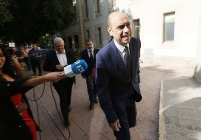 El alcalde de Alicante,Gabriel Echavarri, a su llegada a los juzgados.
  
 -