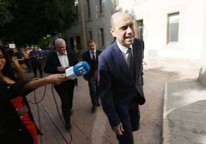 El alcalde de Alicante,Gabriel Echavarri, a su llegada a los juzgados.
-