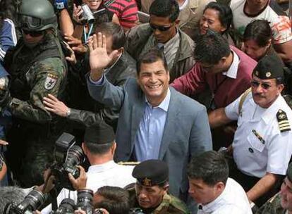 El presidente de Ecuador, Rafael Correa, saluda a sus seguidores tras votar ayer en Quito.