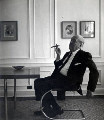 El director del salón Weissenhof en el que Stam presentó su silla era Mies van der Rohe, en la imagen recostado en su propia versión, que Thonet produce hoy como la S 533. Aunque esta quizá la diseñara su pareja, Lily Reich.