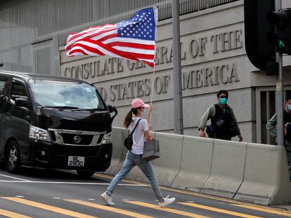 Una manifestante lleva una bandera de EE. UU ante el consulado de ese país en Hong Kong, en una protesta en julio pasado