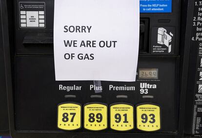 Un surtidor de gasolina en Falls Church (Virginia), el pasado miércoles, cuando miles de estaciones de servicios se quedaron sin gasolina en la costa este de Estados Unidos.