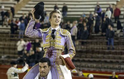 Andy Younes sale a hombros tras su novillada. 