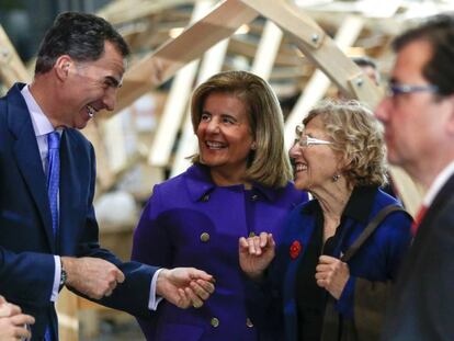 El Rey Felipe VI, con la ministra de Empleo en funciones, F&aacute;tima B&aacute;&ntilde;ez  y la alcaldesa de Madrid, Manuela Carmena, durante el acto central anual de la Fundaci&oacute;n COTEC