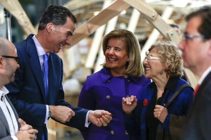 El Rey Felipe VI, con la ministra de Empleo en funciones, F&aacute;tima B&aacute;&ntilde;ez  y la alcaldesa de Madrid, Manuela Carmena, durante el acto central anual de la Fundaci&oacute;n COTEC