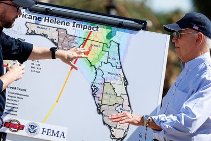 El presidente Joe Biden recibe información en su visita por las áreas afectadas por el huracán 'Helene' en Keaton Beach, Florida, este jueves.