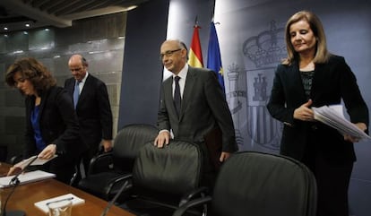 Guindos, Santamar&iacute;a, Montoro y B&aacute;&ntilde;ez, tras Consejo de Ministros. 