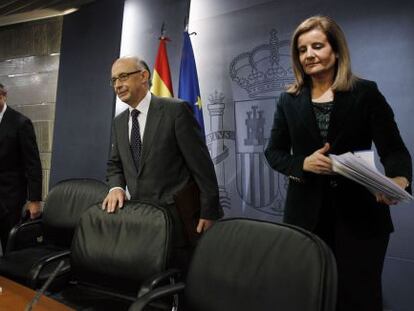 Economy Minister Luis de Guindos (second from left) with other ministers after the Friday Cabinet meeting.