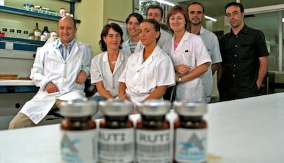 Pere Joan Cardona, investigador del Hospital Universitario Germans Trias de Badalona, Barcelona, con muestras de la vacuna contra la tuberculosis. 