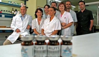 Pere Joan Cardona, investigador del Hospital Universitario Germans Trias de Badalona, Barcelona, con muestras de la vacuna contra la tuberculosis.
