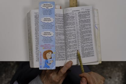 Antes del seminario y la escuela misionera protestante, Andrii estudió canto y trabajó de albañil en Berdychev, su ciudad natal. Kateryna subraya la Biblia y regala abrazos después de confesar que la primera vez se acercó al centro fue para recibir algo de comida que llevarse a la boca.