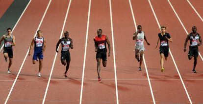 Hortelano, a la izquierda, y Bolt en el centro, en los 200m.