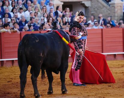 Morante de la Puebla, en un desplante ante su primer toro.