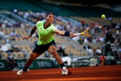 Nadal devuelve de revés durante el partido contra Sinner en la Philippe Chatrier.