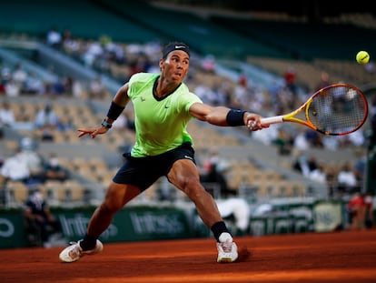 Nadal devuelve de revés durante el partido contra Sinner en la Philippe Chatrier.