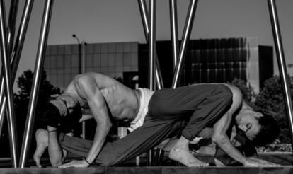 Dos de los bailarines que intervienen en Haablk en una foto de promoción.