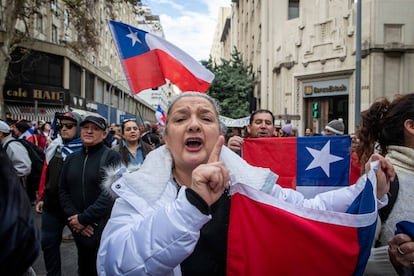 Una mujer levanta una bandera chilena durante las manifestaciones de este miércoles en los alrededores del Congreso de Santiago.