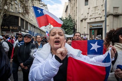 Una mujer levanta una bandera chilena durante las manifestaciones de este miércoles en los alrededores del Congreso de Santiago. 