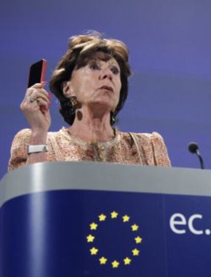 La comisaria europea Neelie Kroes muestra un m&oacute;vil en el MWC de Barcelona.