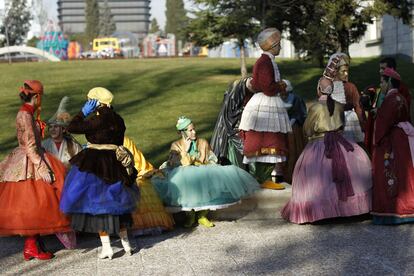 El desfile incluye actuaciones de Cantajuegos y Los Chicos del Coro en Cibeles, mensaje de Sus Majestades a su llegada a la plaza y final pirotécnico con la 'Sinfonía de los juguetes' de Mozart. Unas 14.000 personas tendrán la suerte de verlo sentadas en las sillas instaladas en las plazas de Gregorio Marañón, Colón y Cibeles. En la foto, varias chicas esperan la salida en Nuevos Ministerios.