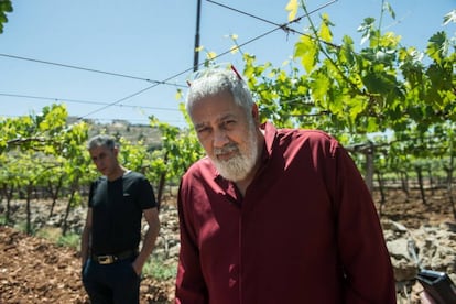 El empresario israelí David Ben Shabbat, con un socio palestino en un viñedo de Hebrón.