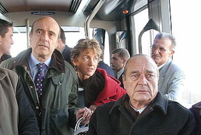 Juppé, a la izquierda, junto a Chirac, en la inauguración en diciembre de un tren sin rieles en Burdeos.