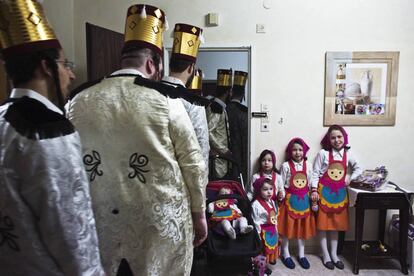 El origen de la palabra Purim, plural hebreo de la voz persa Pur que significa suerte, hace referencia a que la fecha elegida para la destrucción fuese echada a suertes y que posteriormente cambiase la suerte del pueblo judío. En la imagen, unas niñas disfrazadas en el interior de su casa en Tel Aviv (Israel).