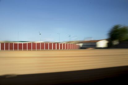 18-02-2017: El rojo de la plaza de toros de la localidad manchega de Malag—n no pasa desapercibido a nuestro paso.
FOTO: PACO PUENTES/EL PAIS