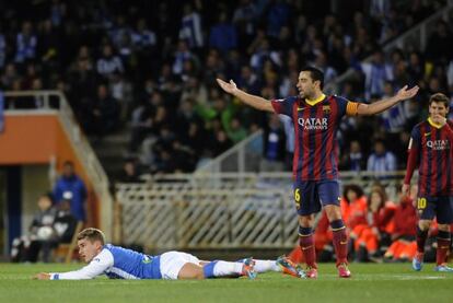 Xavi protesta una falta sobre Griezmann durante el partido de vuelta de la semifinales de Copa