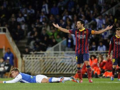Xavi protesta una falta sobre Griezmann durante el partido de vuelta de la semifinales de Copa