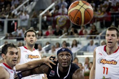 Lamar Odom  lucha por el balón con Calderón y en presencia de Felipe Reyes y Fran Vázquez.