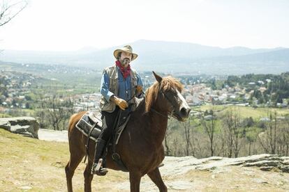 ¿Ser un cowboy se nace o se hace? (Risas) “A los tres años recibí un precioso caballo de cartón con ruedines como regalo de Reyes. No recuerdo ningún otro juguete de esa época. Únicamente ese mágico corcel en el que yo galopé durante meses hasta que empezó a resquebrajarse. Tuve ranchos que solían llamarse La Ponderosa. Jugué con indios, vaqueros, soldados federales y confederados, carretas, diligencias y, sobre todo, caballos. Por aquel tiempo también era costumbre regalar algo que ahora suena como políticamente incorrecto: armas de juguete. Tuve pistoleras con dos revólveres, rifles que disparaban flechas, estrellas de sheriff y unos sombreros de plástico negro que solían acompañarme a todas partes, como si debieran protegerme en Madrid del despiadado sol de Arizona” En la imagen Ángel posa en la Sierra de Guadarrama.