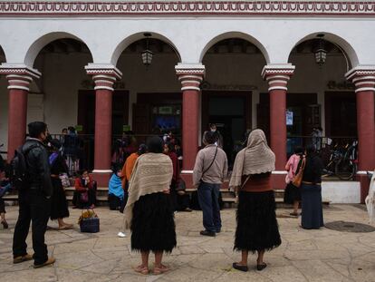 Decenas de Personas permanecen formadas para recibir remesas provenientes de Estados Unidos, en San Cristobal de las Casas, el 23 de febrero de 2021.