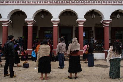 Decenas de Personas permanecen formadas para recibir remesas provenientes de Estados Unidos, en San Cristobal de las Casas, el 23 de febrero de 2021.