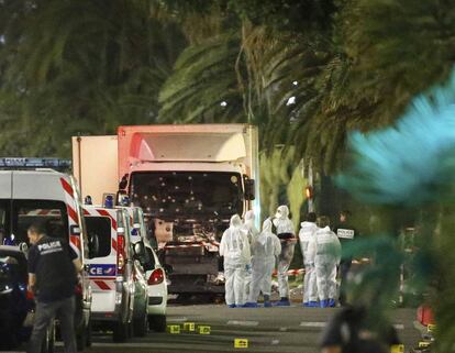 Fuerzas de seguridad investigan el camión utilizado en el atentado terrorista en Niza en julio de 2016.